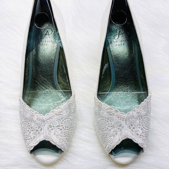 Adrianna Papell Jude Ivory Satin Kitten Heel Size 7W - New in box - Picture 2 of 4